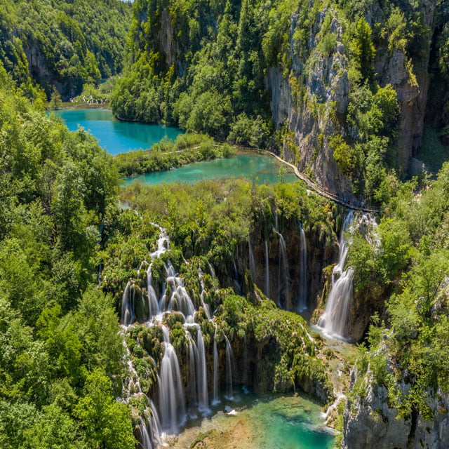 https://wavetravel.hr/wp-content/uploads/2022/03/plitvice.jpg